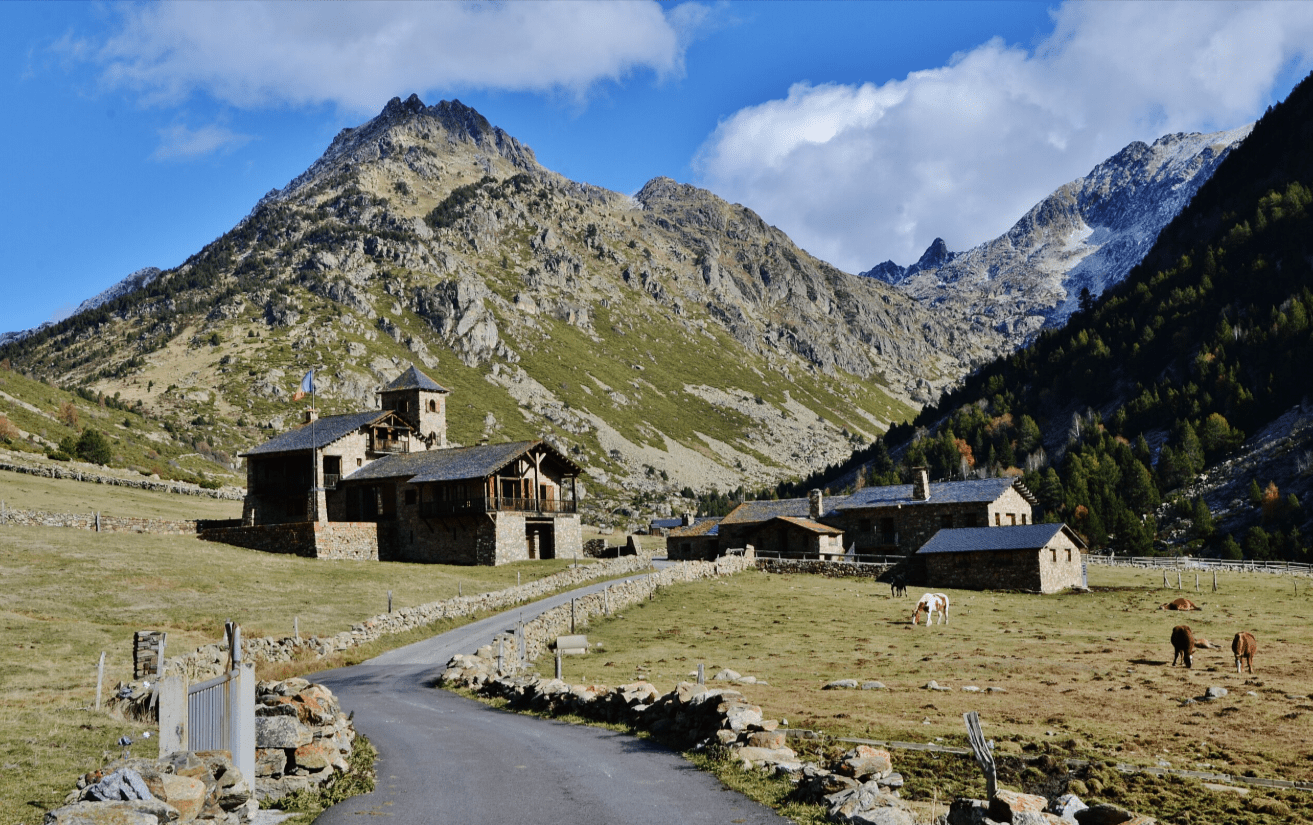 Exploring the Incles Valley: Easy Hiking Routes for Visitors